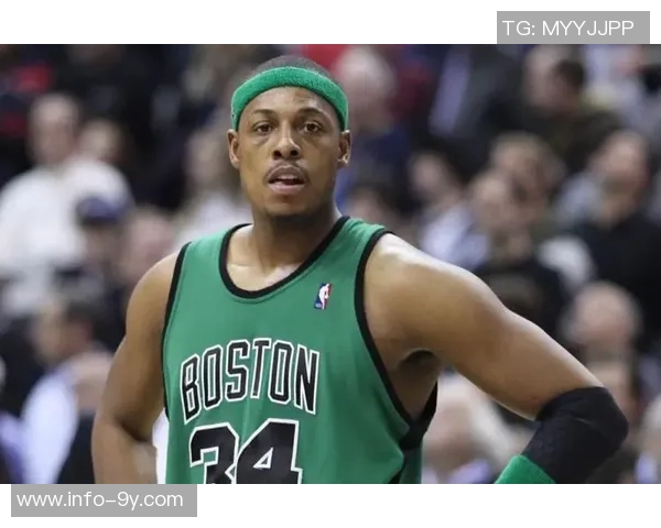 皮尔斯夜店偷瞄性感美女的紧张瞬间只需半秒转头避免被发现